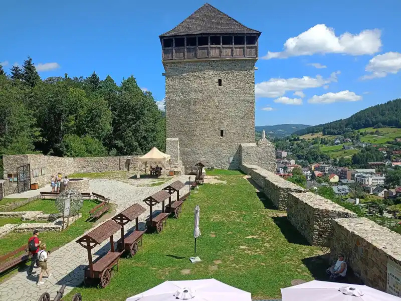 Zamek w Muszynie wieza i dziedziniec